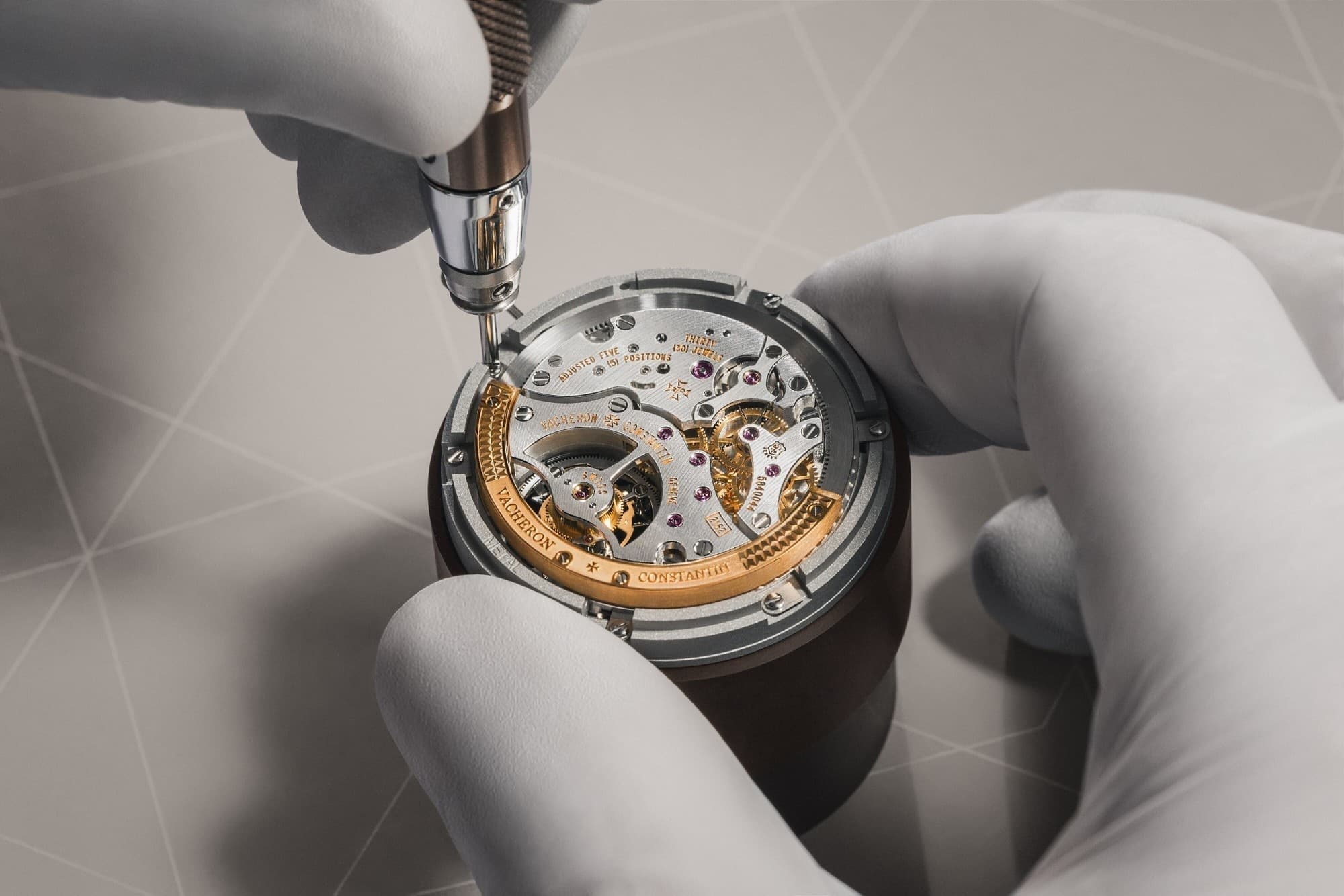 爱表人士收藏！江诗丹顿表壳划痕处理的正确打开方式（图）